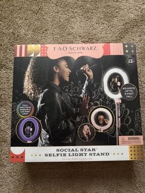 FAO Schwarz Social Star Selfie Light Stand LED Ring Light